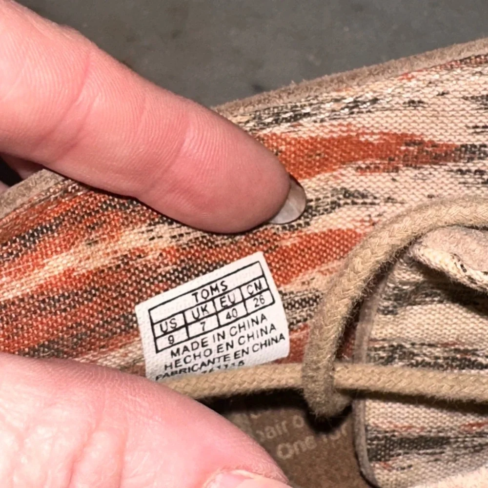 Toms Size 9 Women's Suede Wedge Lace Up Ankle Boots - Taupe‎